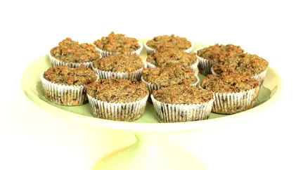Würzige Frühlingszwiebel- und Kürbiskern-Muffins, eine perfekte Mischung aus knusprigen Kernen und frischen Frühlingszwiebeln in einem weichen Muffin.